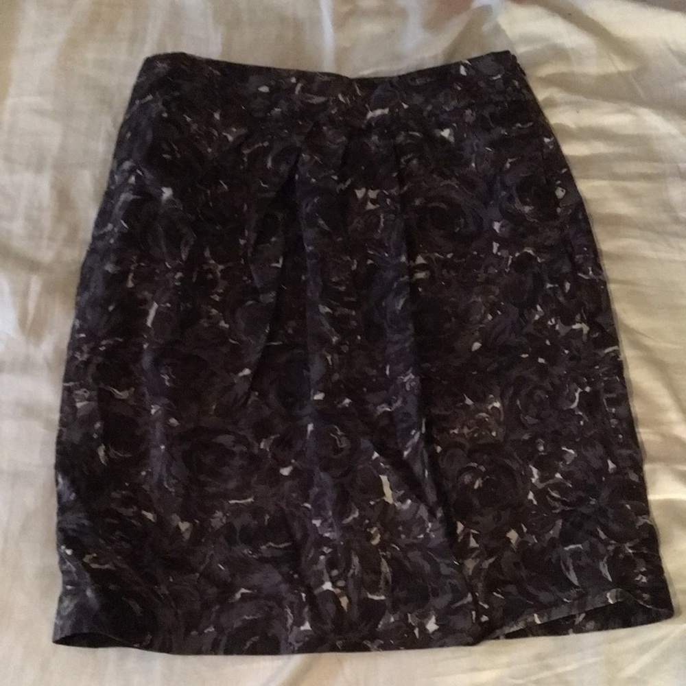 LOFT black floral pencil skirt size 0 has POCKETS