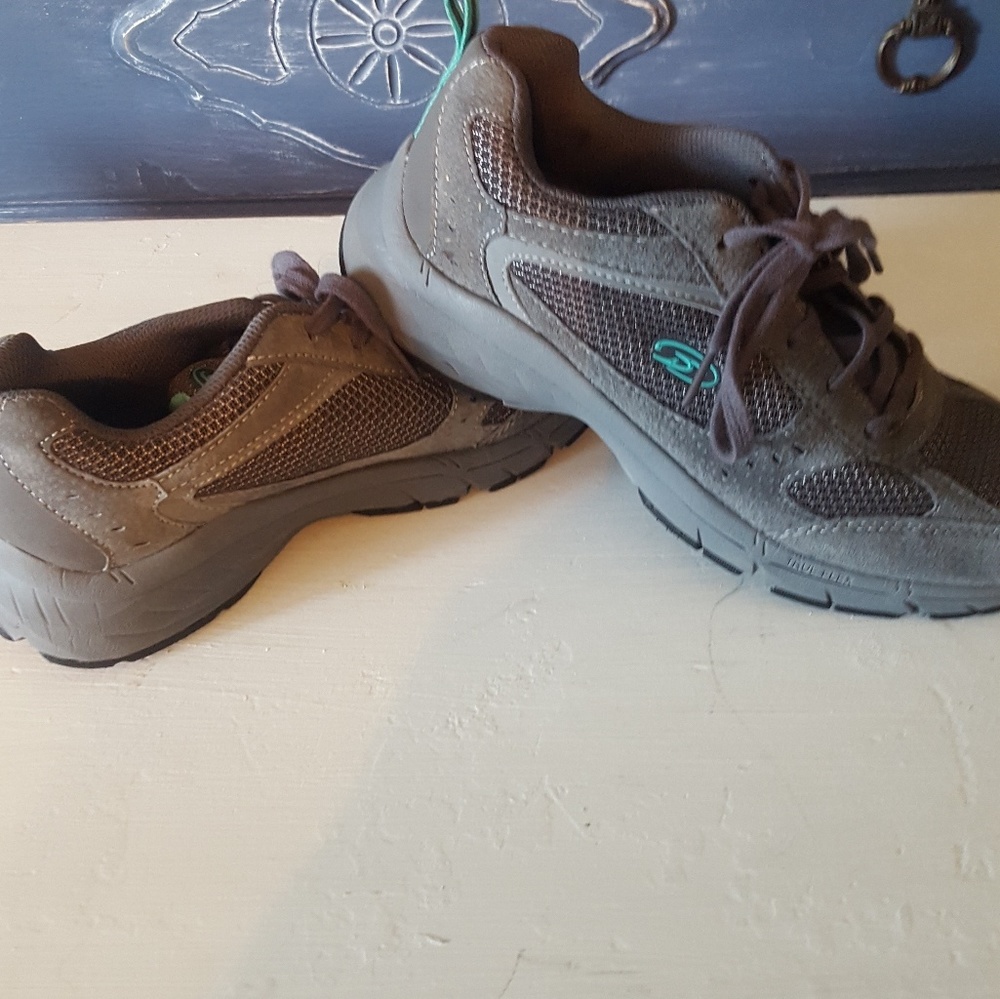 Tennis shoes