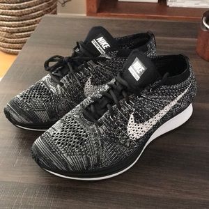 NIKE FLYKNIT RACER BLACK/WHITE