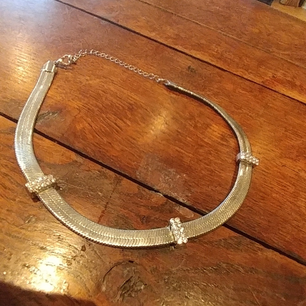 SILVER NECKLACE WITH CRYSTAL BANDS