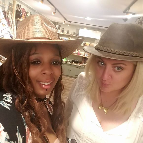 Meet your Posher, Shica - Picture 1 of 1