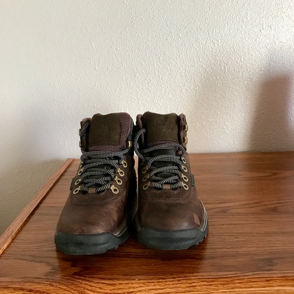 Women’s size 6 Timberland boots - Picture 2 of 5