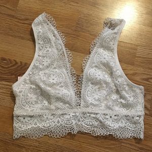 NWT Victoria’s Secret White Lace Bralette - medium