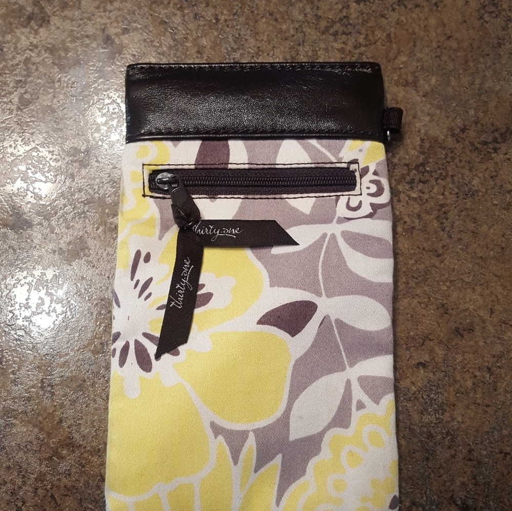 Magnetic pouch