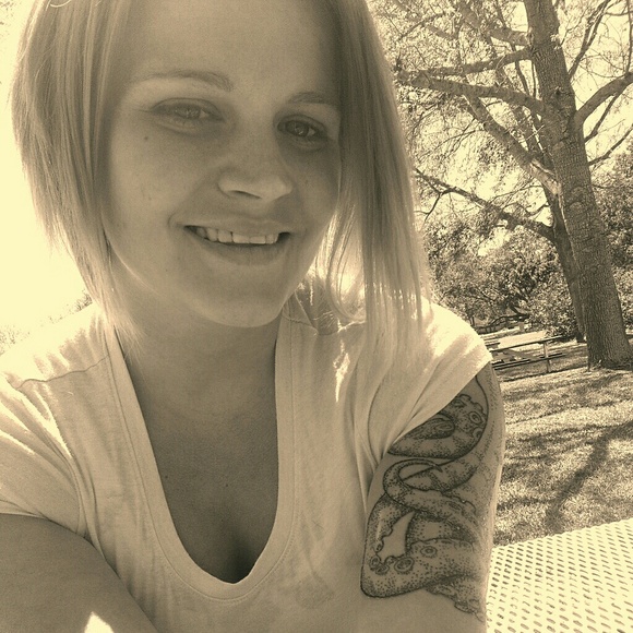 Meet your Posher, Amanda. - Picture 2 of 6