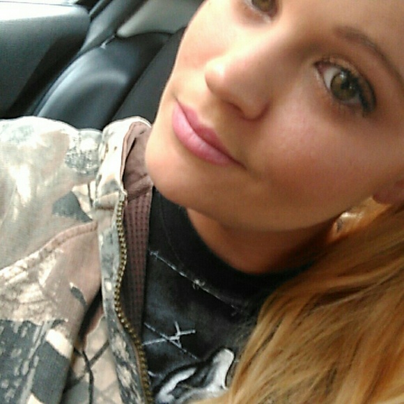 Meet your Posher, Amanda. - Picture 4 of 6