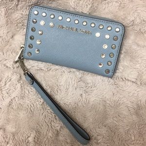 Micheal Kors wristlet 💙
