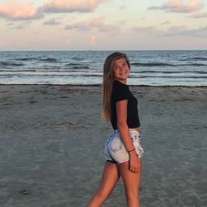 Meet your Posher, Halli