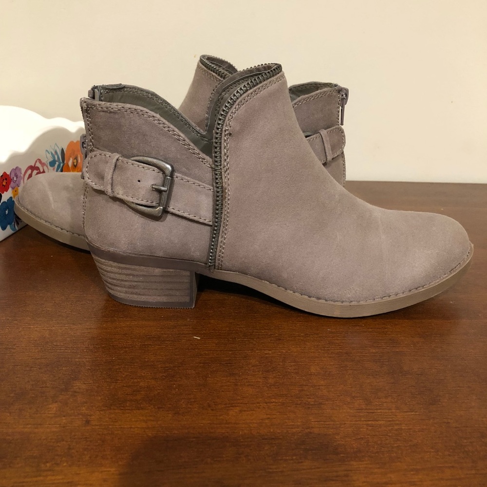 Women’s boots. Never worn.