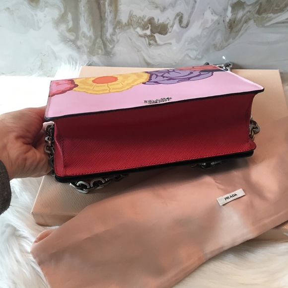 Prada Limited Edition "Rosso Dis Lips" Chain Bag - Picture 5 of 8