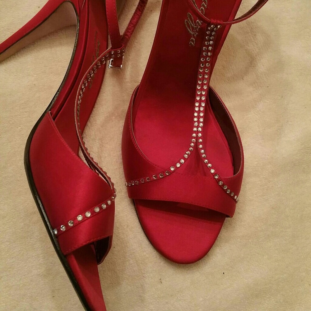 RAGAZZA high heel sandal with stones.