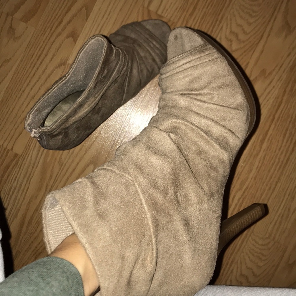 Toe peep heels