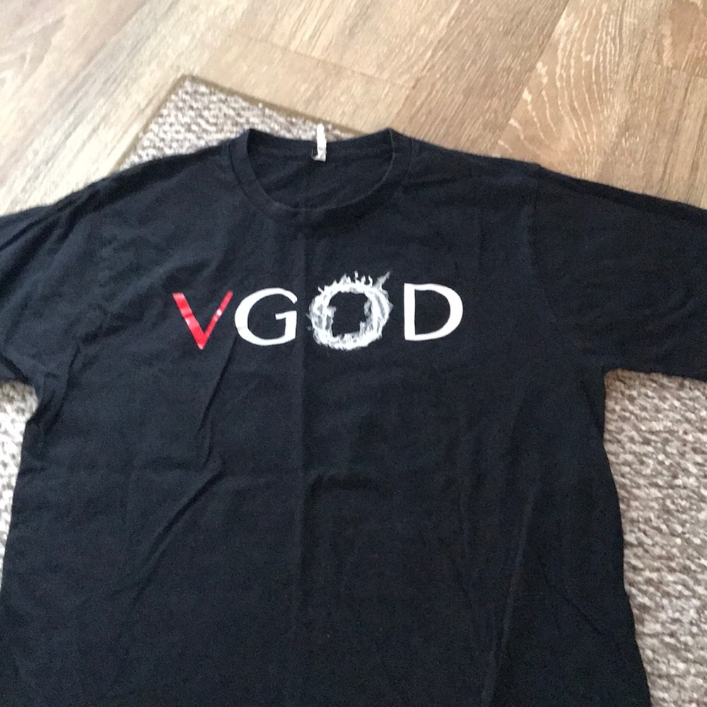 “V God” T-Shirt