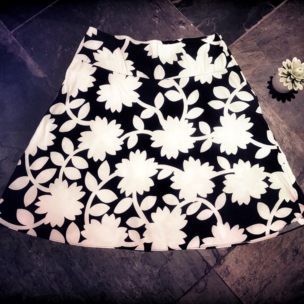 Old Navy Black & White Patterned “A” lined Skirt🎈