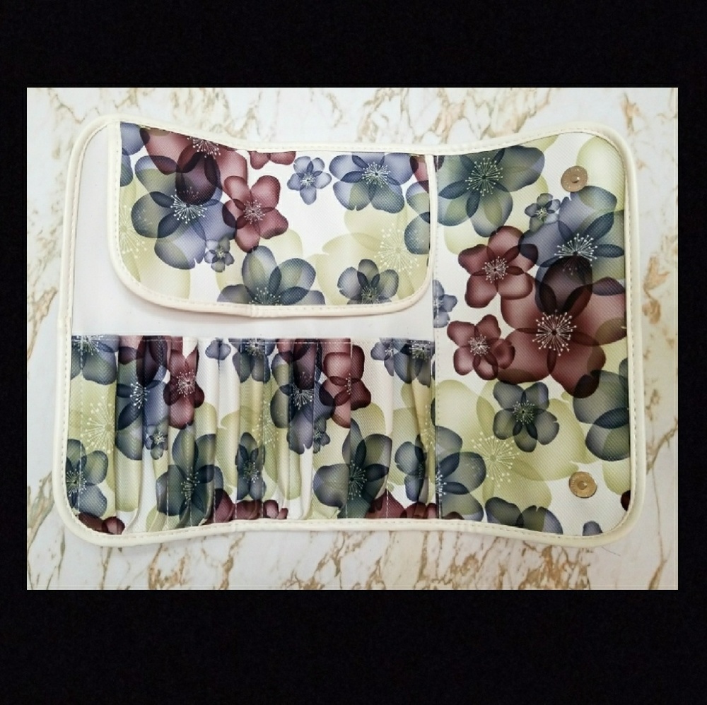 Make-up brush traveling case