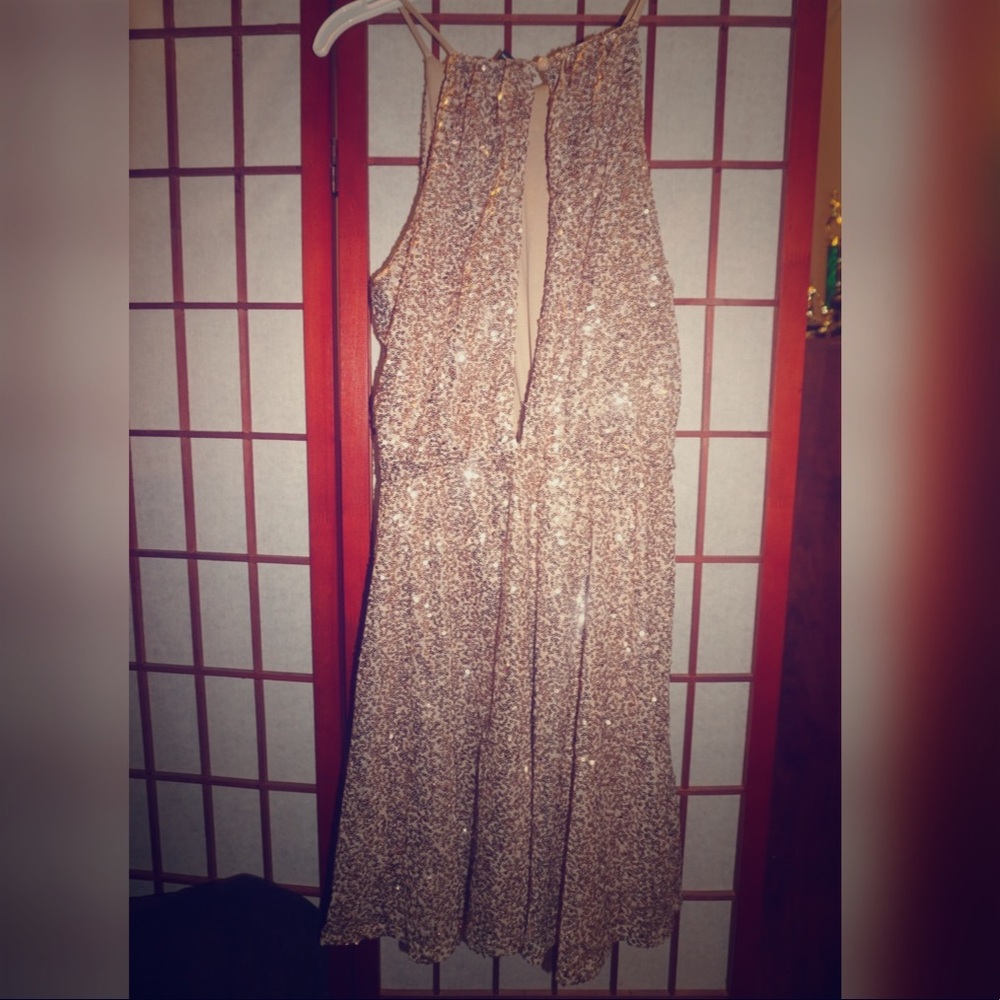 A perfect dress for the season. - Picture 1 of 3