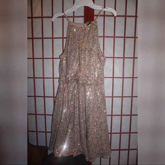 A perfect dress for the season. - Picture 2 of 3