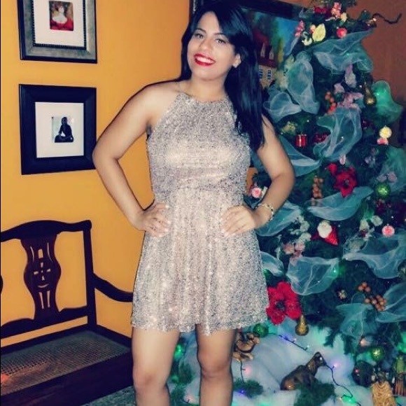 A perfect dress for the season. - Picture 3 of 3