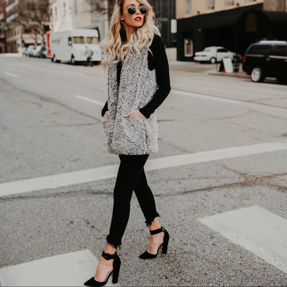 1 LEFT‼️ Pocketed Sherpa Vest - Picture 2 of 6