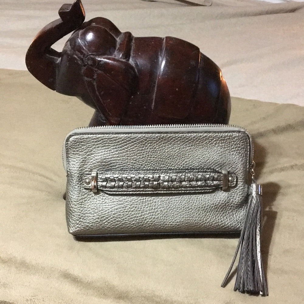 Gorgeous clutch.