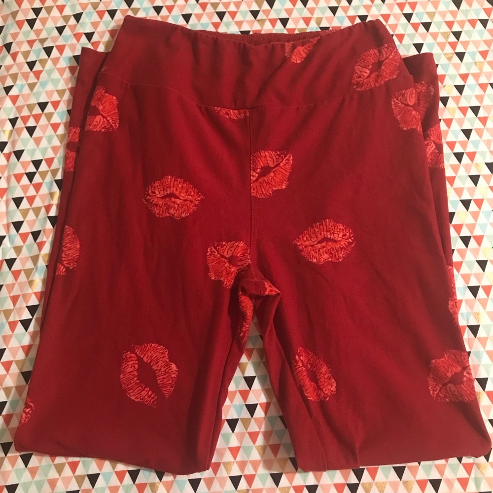 Lularoe valentines red kiss lips OS leggings