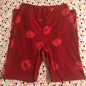 Lularoe valentines red kiss lips OS leggings