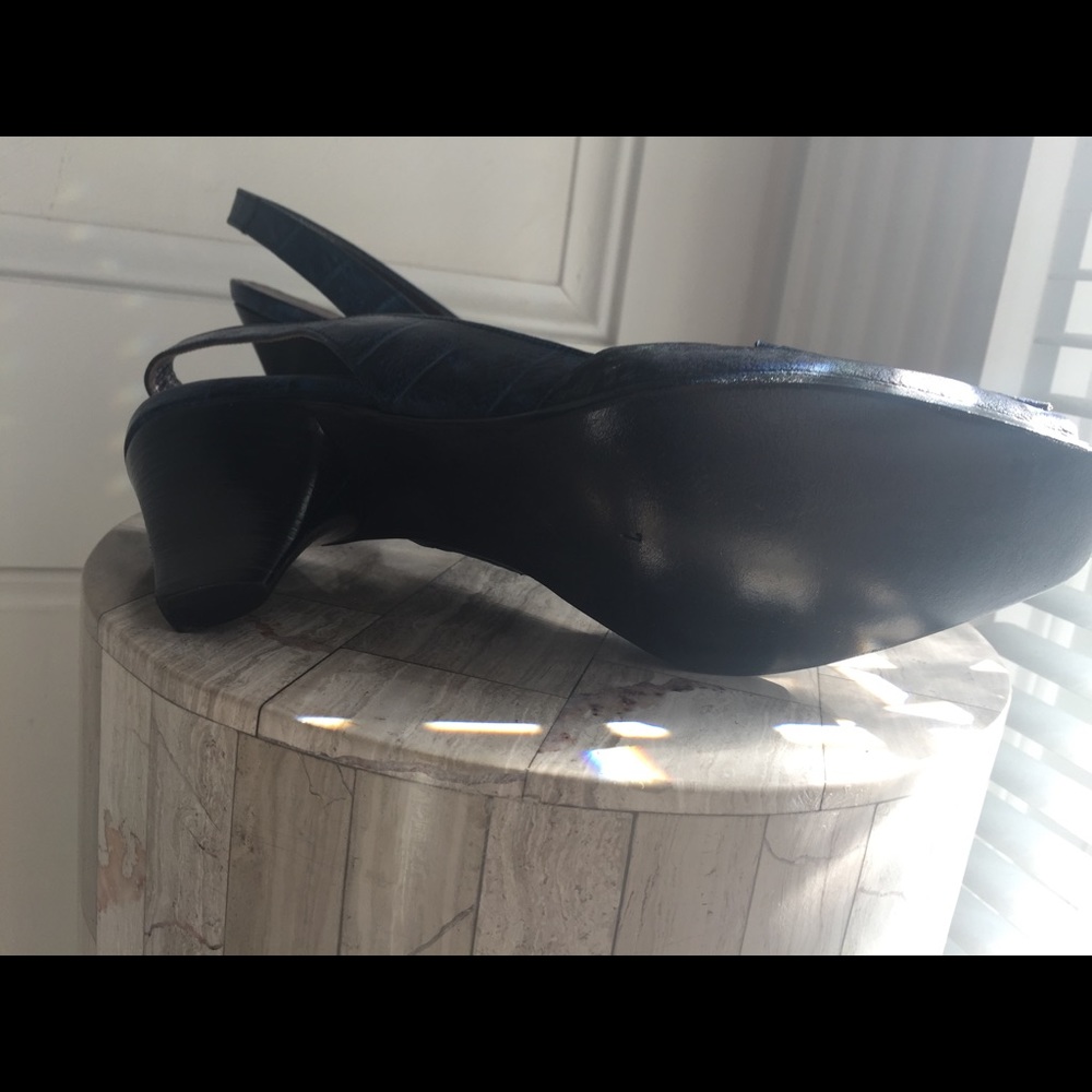 Metallic blue beautiful sandals.