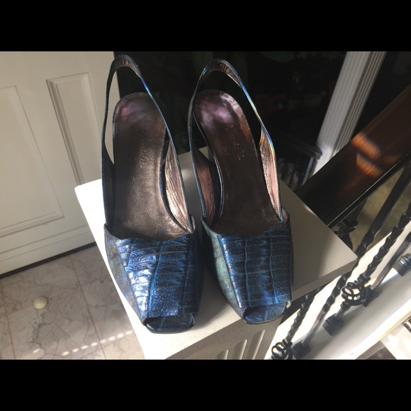 Metallic blue beautiful sandals. - Picture 5 of 6