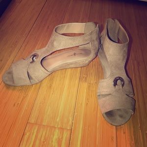 Jaclyn Smith sandals size 8, worn once