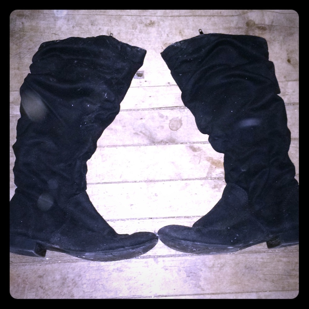 Flat Black Boot that go up to under knee.