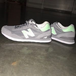 New balance tennis shoes