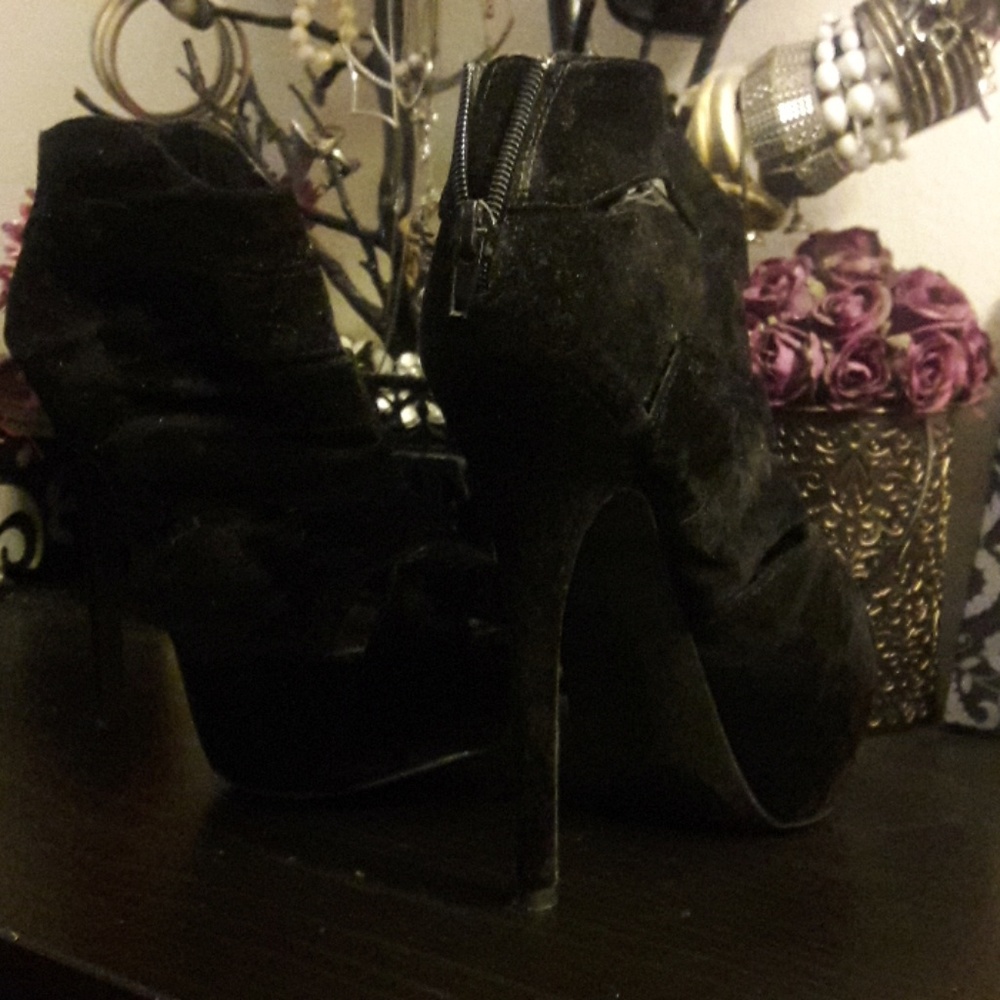 Black 8 inch peep toe heels 👠