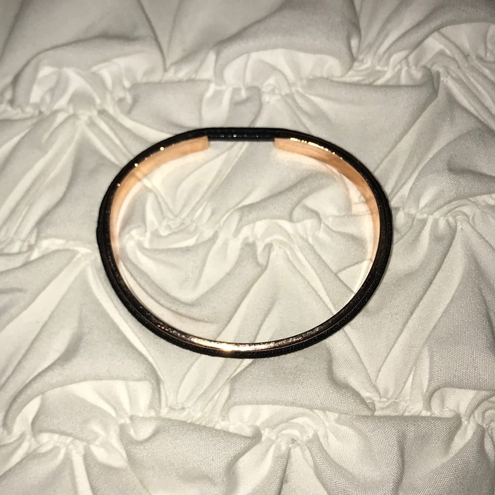 ✨NEW✨ Hairband Holding Bracelet in Gold!