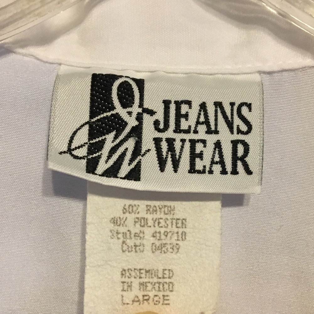 Woman’s shirt - Picture 2 of 3