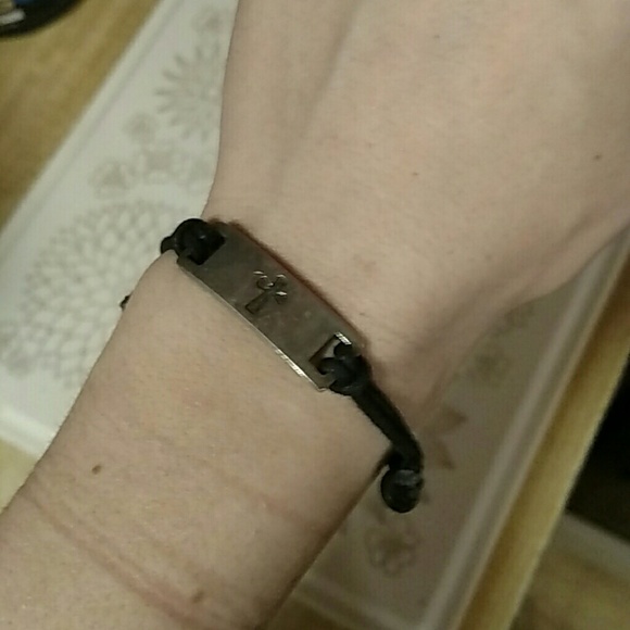 Adjustable cross bracelet - Picture 2 of 4