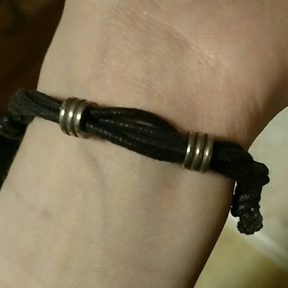 Adjustable cross bracelet - Picture 3 of 4