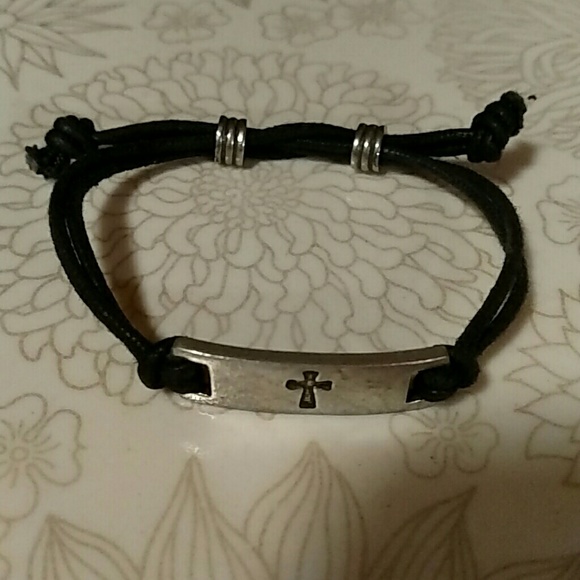 Adjustable cross bracelet - Picture 4 of 4