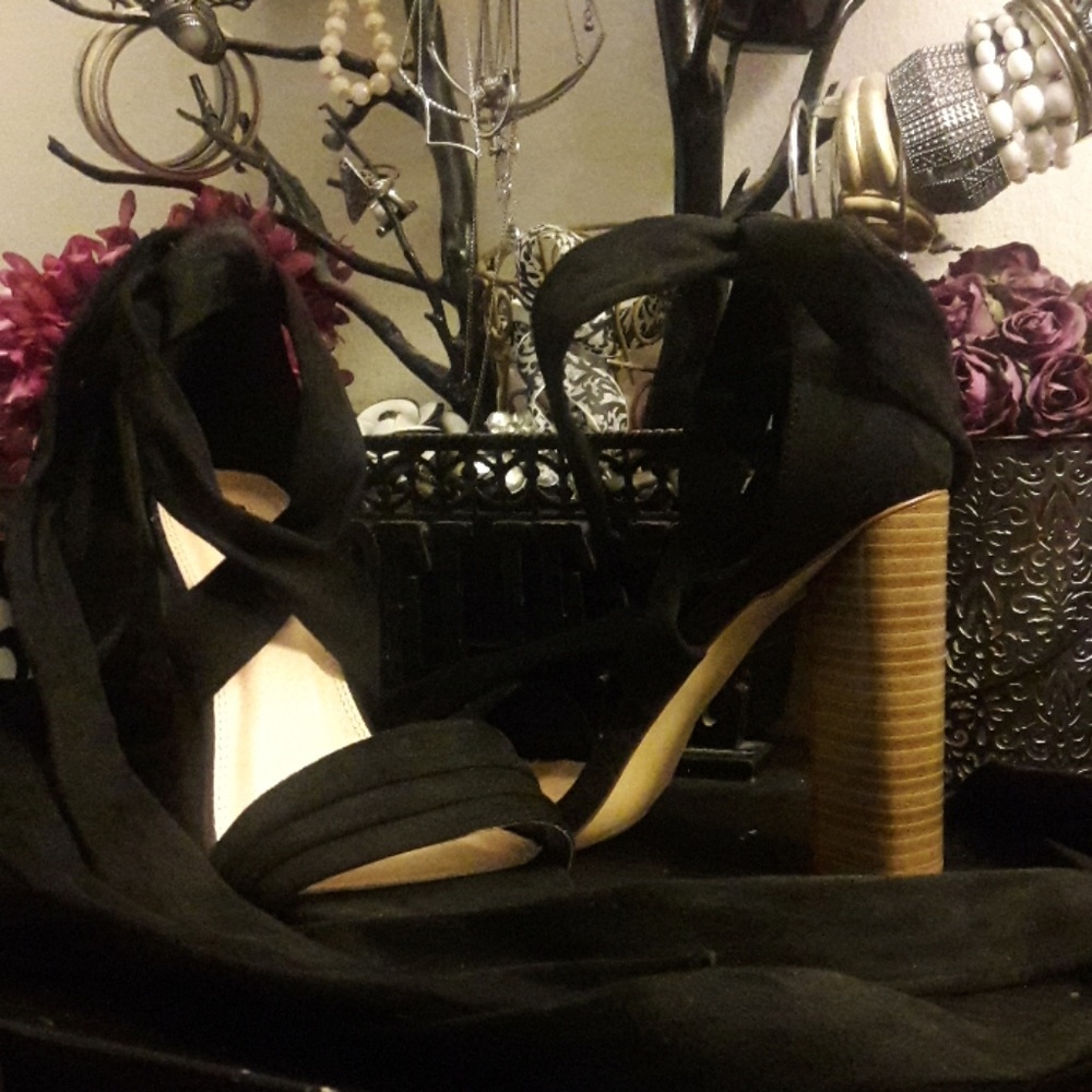 Black Wrap around heeled Shoes 👠