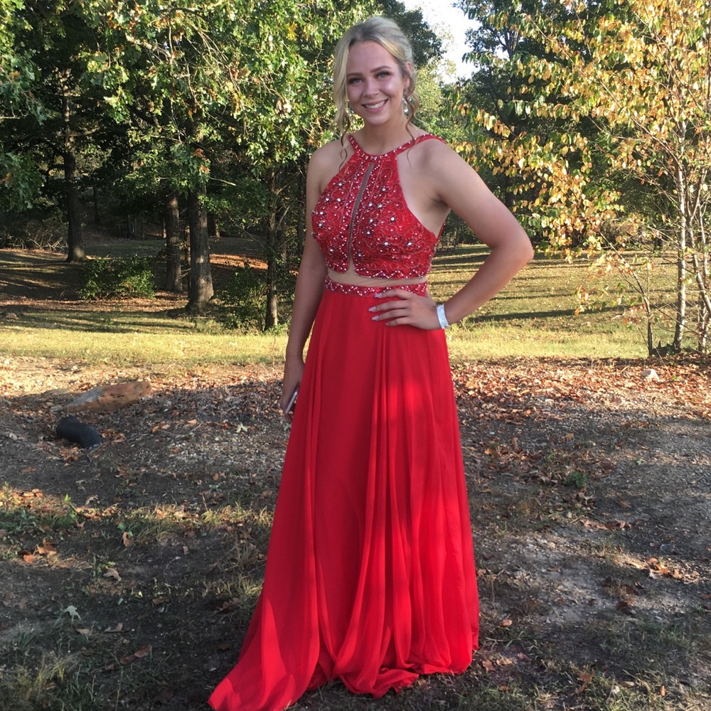 BEAUTIFUL prom, homecoming, or holiday dress.