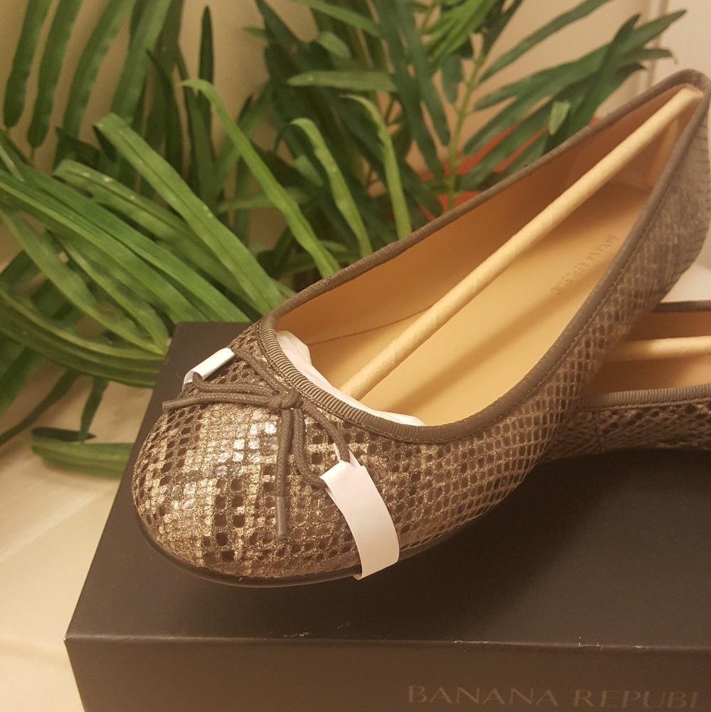 New Banana Republic Natural Mix Flats!!