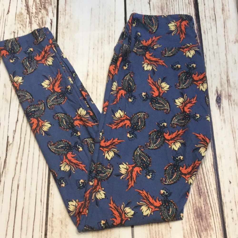 💙NWT one size leggings blue background