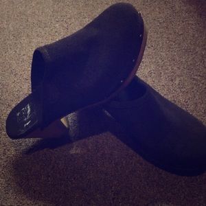 American eagle clogs