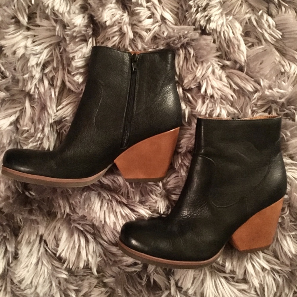 Korks Black Booties