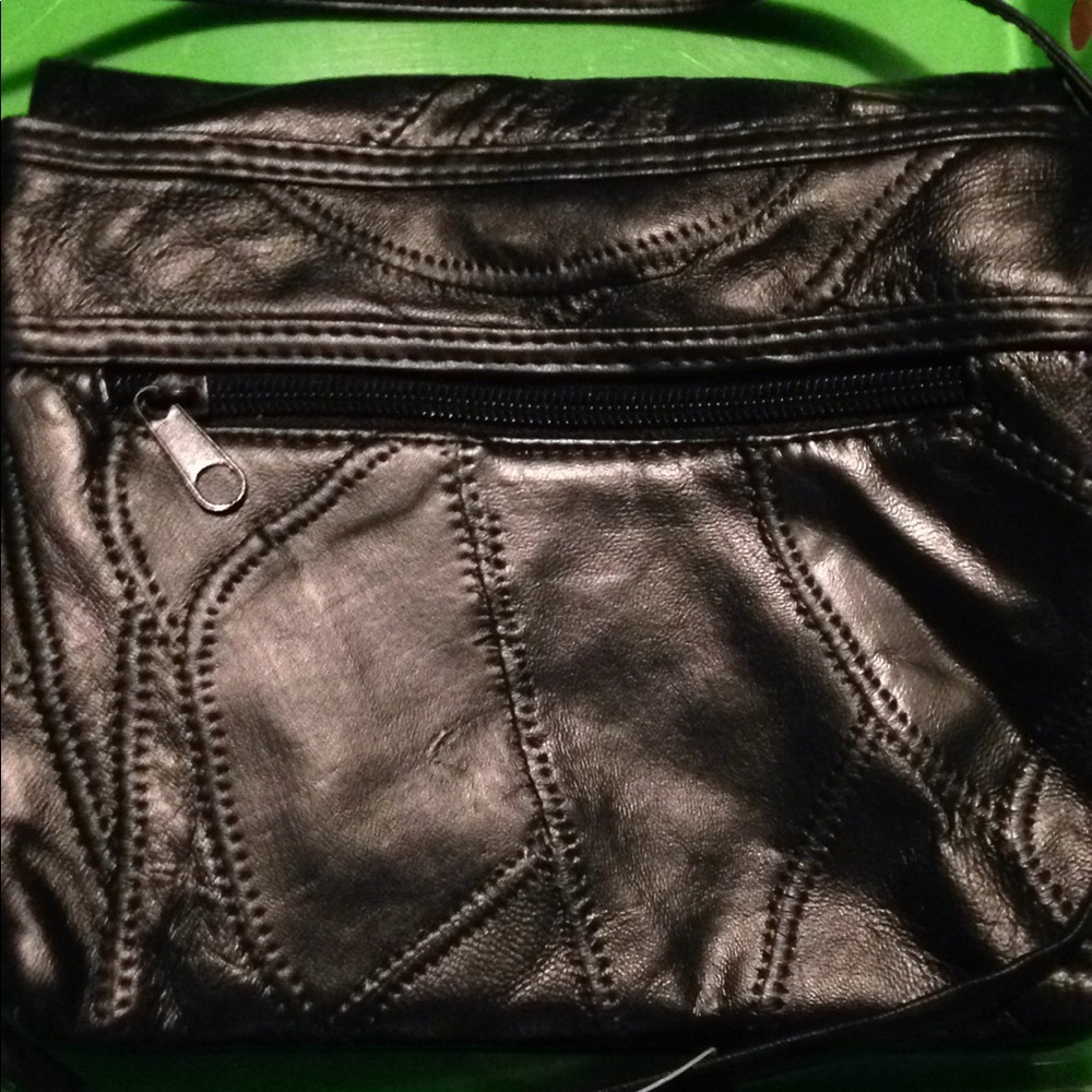 Black purse with 5 compartments