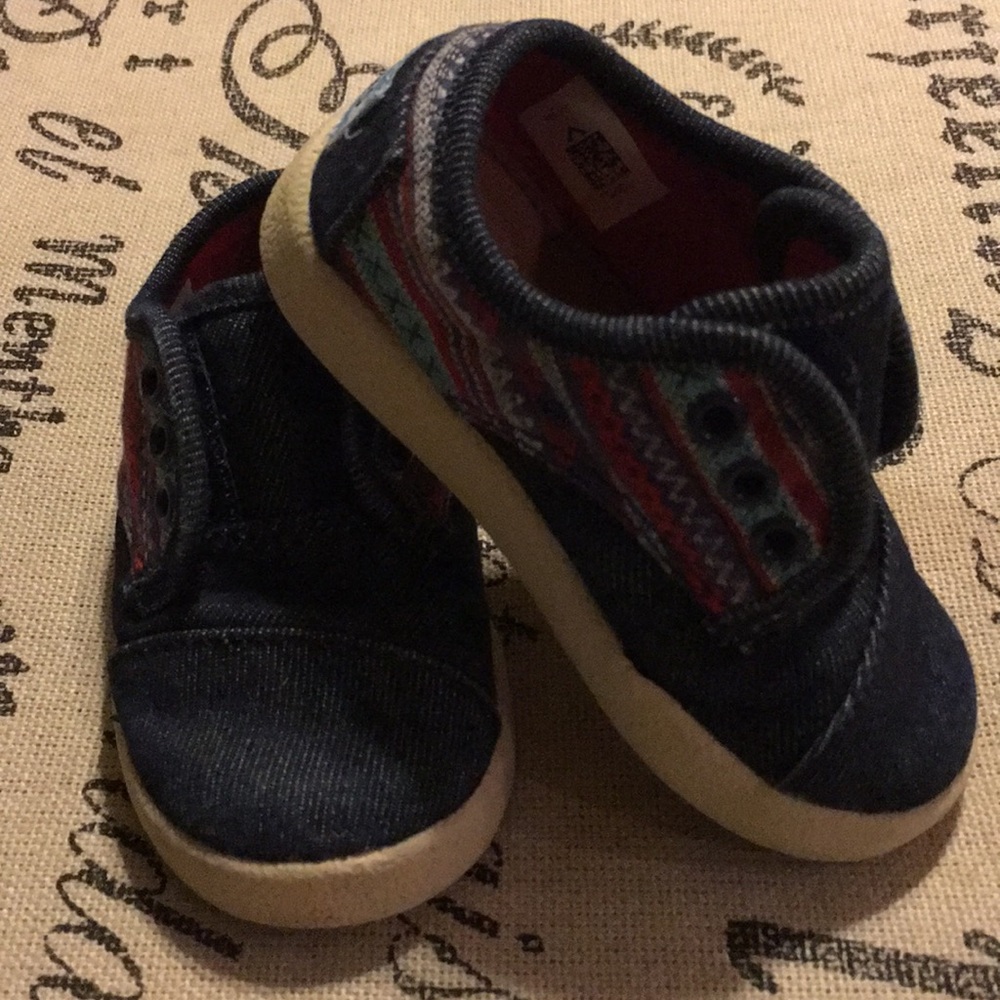 Boy toddler size 5 Toms