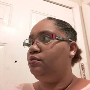 Meet your Posher, Elisa