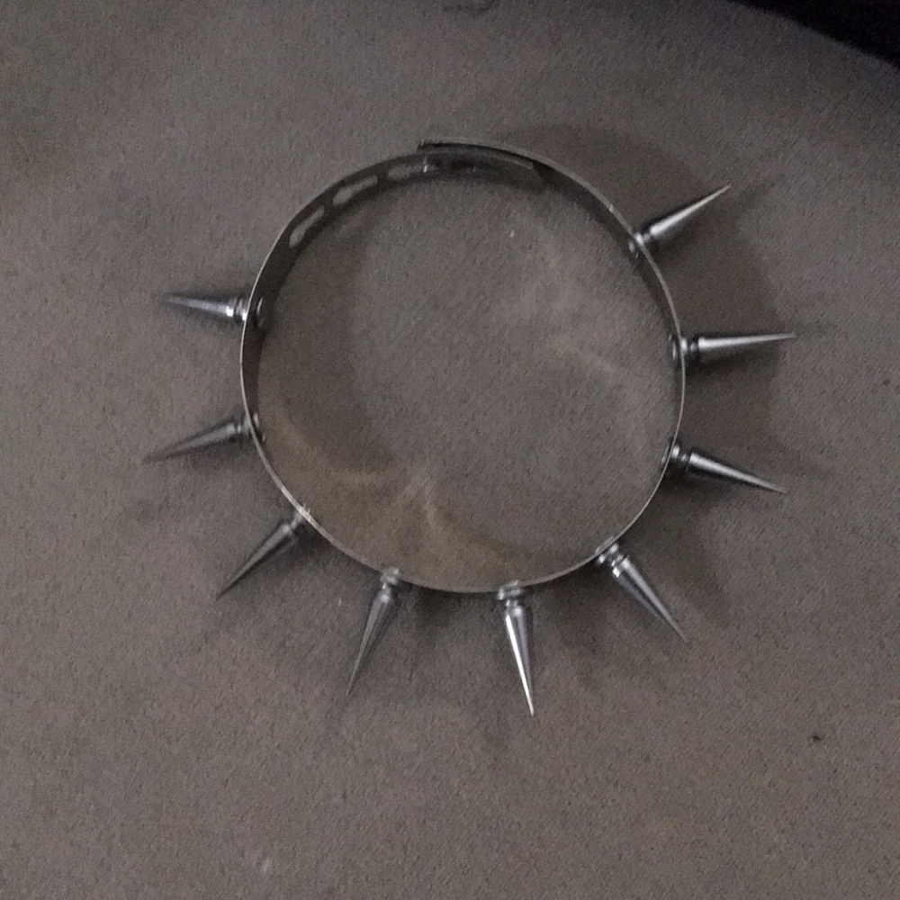 Spiked choker collar