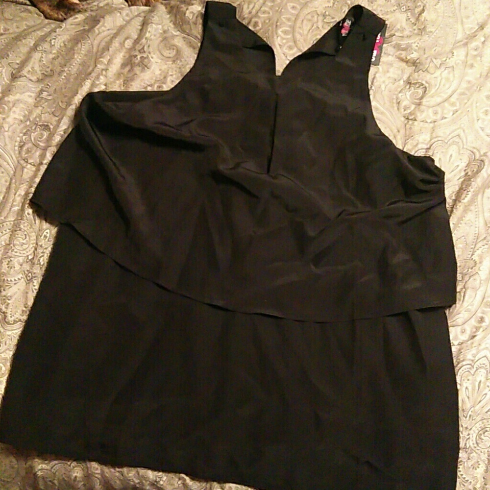 Sleeve less black top peplum type
