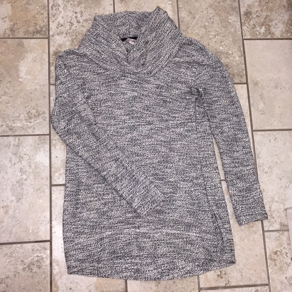 Droopy neck sweater .
