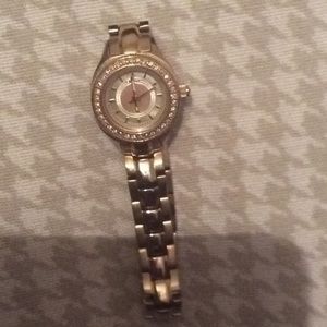 Gold dkny watch needs battery!